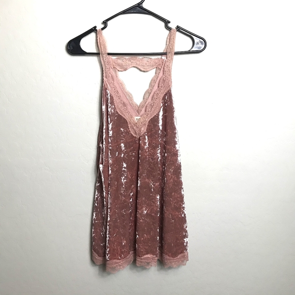 POL Tops - Pol Large Pink Velvet Halter Top Lace Trim